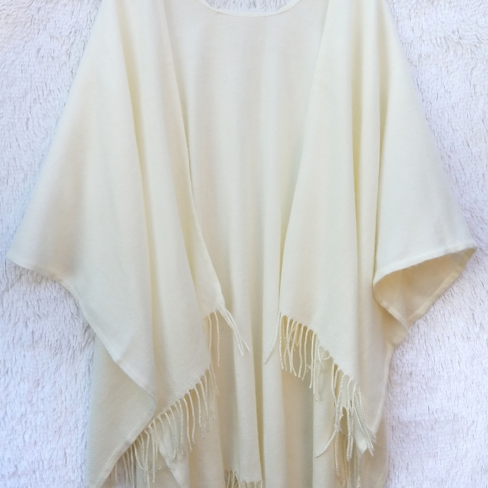 Women’s Poncho One Size Fits All - Picture 3 of 14